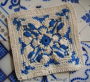 blue and white crochet sqaure 1