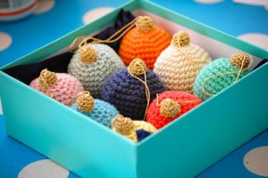 a-christmas-bauble-tutorial-free-crochet