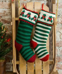 holly-berry-stockings-free-crochet-pattern