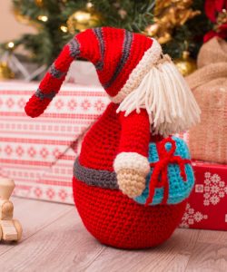 huggable-santa-pillow-free-crochet-pattern-1