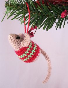 little-christmas-mouse-free-pattern-to-crochet