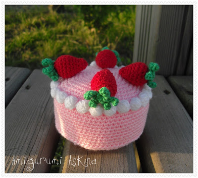 strawberry cake crochet amigurumi free pattern