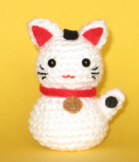Onni the Beckoning Cat (Maneki Neko) amigurumi pattern