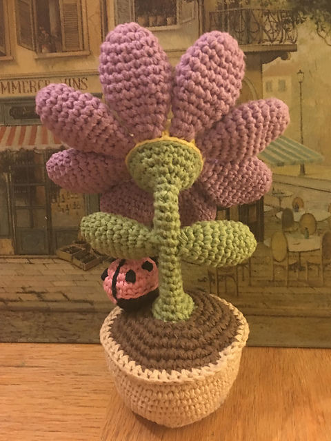 Daisy Flower with Ladybug Free Crochet Pattern
