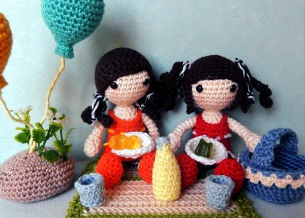 Lilly & Emma Summer-Picnic Free Crochet Doll Pattern