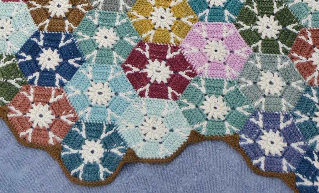 Birds Garden Blanket Free Crochet Pattern. Hexagon motif blanket to crochet.