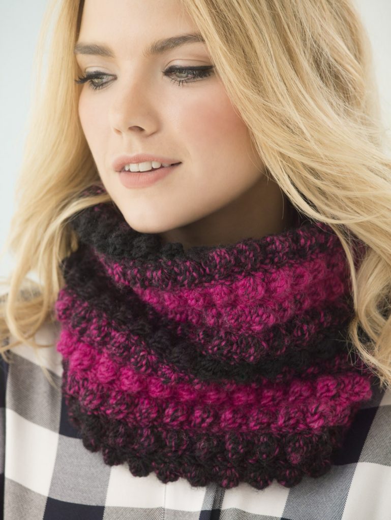 Free Crochet Pattern for a 1 Ball Bobble Cowl.