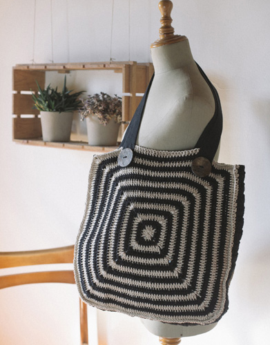Free Crochet Pattern for a Solid Granny Bag