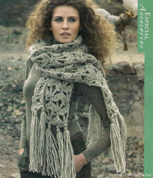 Crocheted scarf with thick yarn