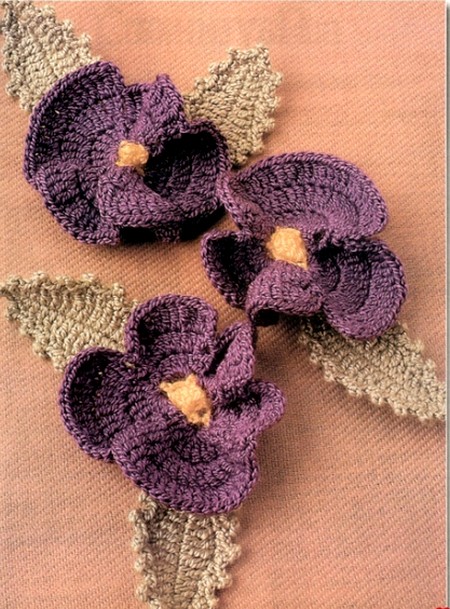 Adorned with beautiful purple fleuilles