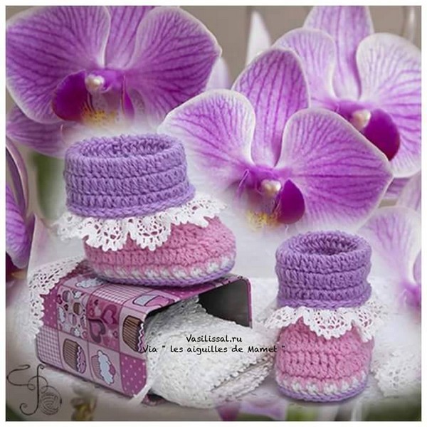 Baby slipper with his step in pictures