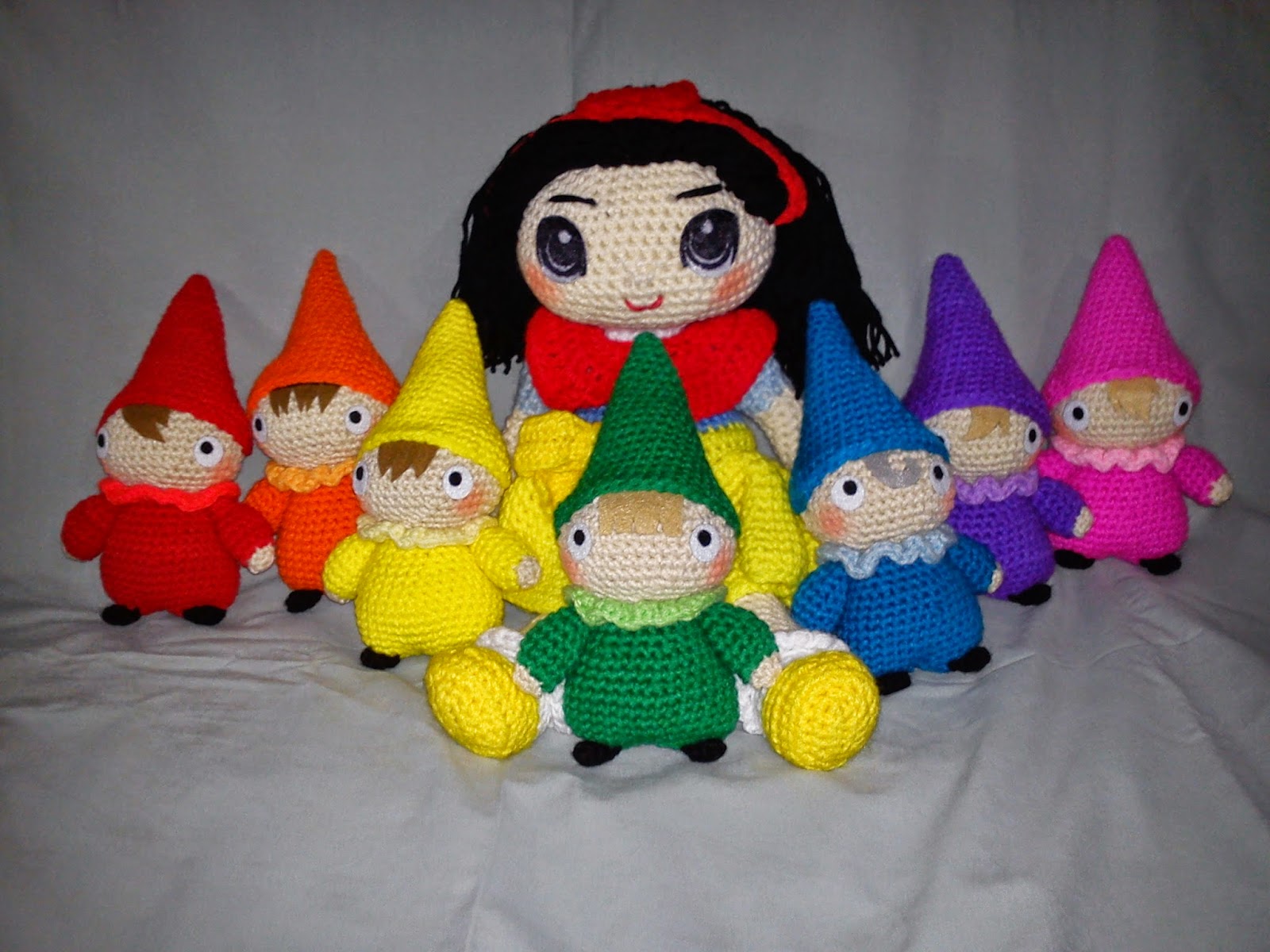 Snowwhite and Seven Dwarfs Free Crochet Pattern