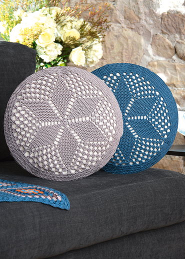 Free Crochet Pattern for a Circular Cushion.