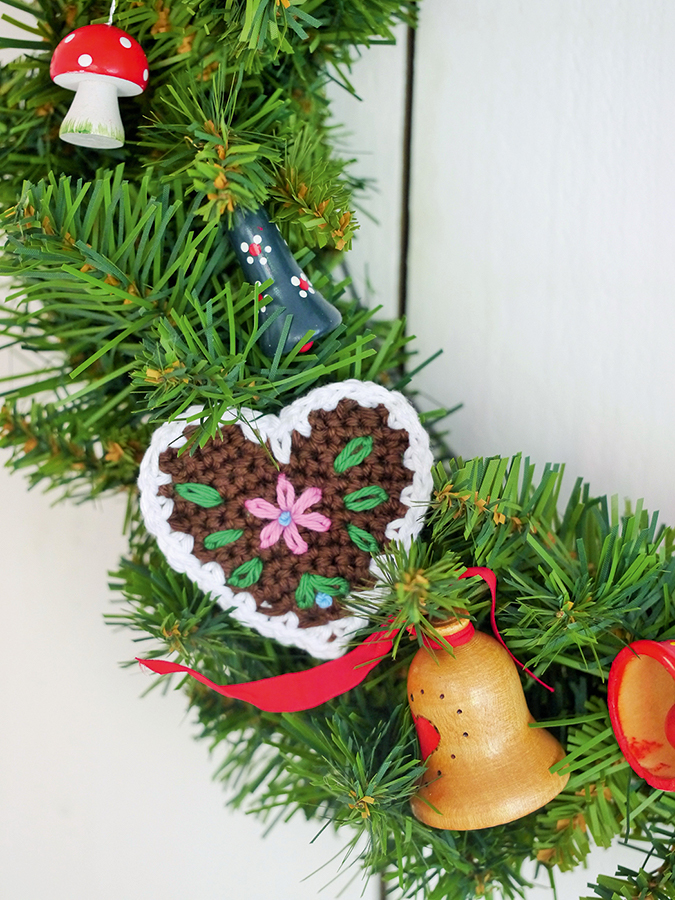 Crochet gingerbread heart pattern