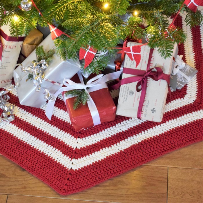 Free Crocheted Christmas Tree Skirt pattern