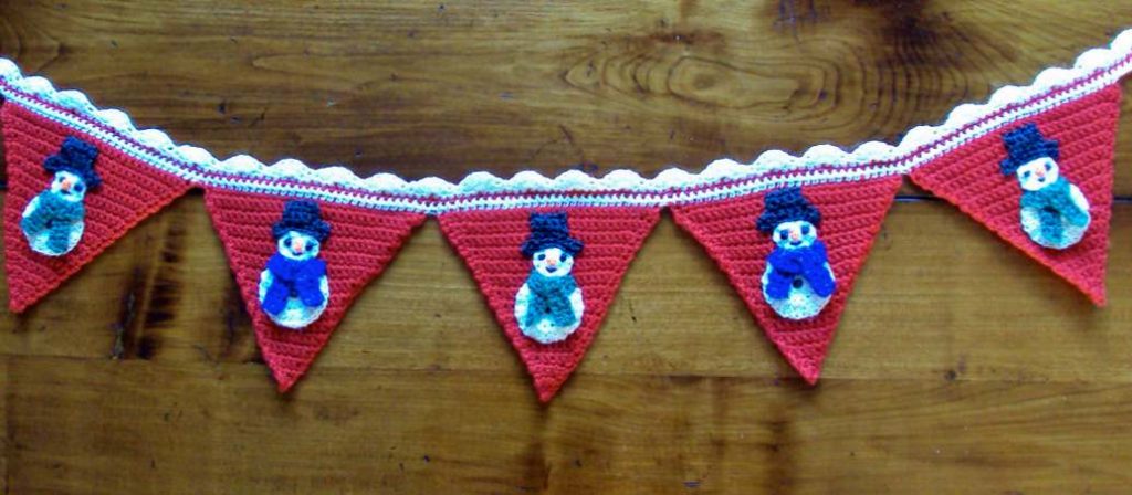 Free crochet Christmas bunting pattern with snowman