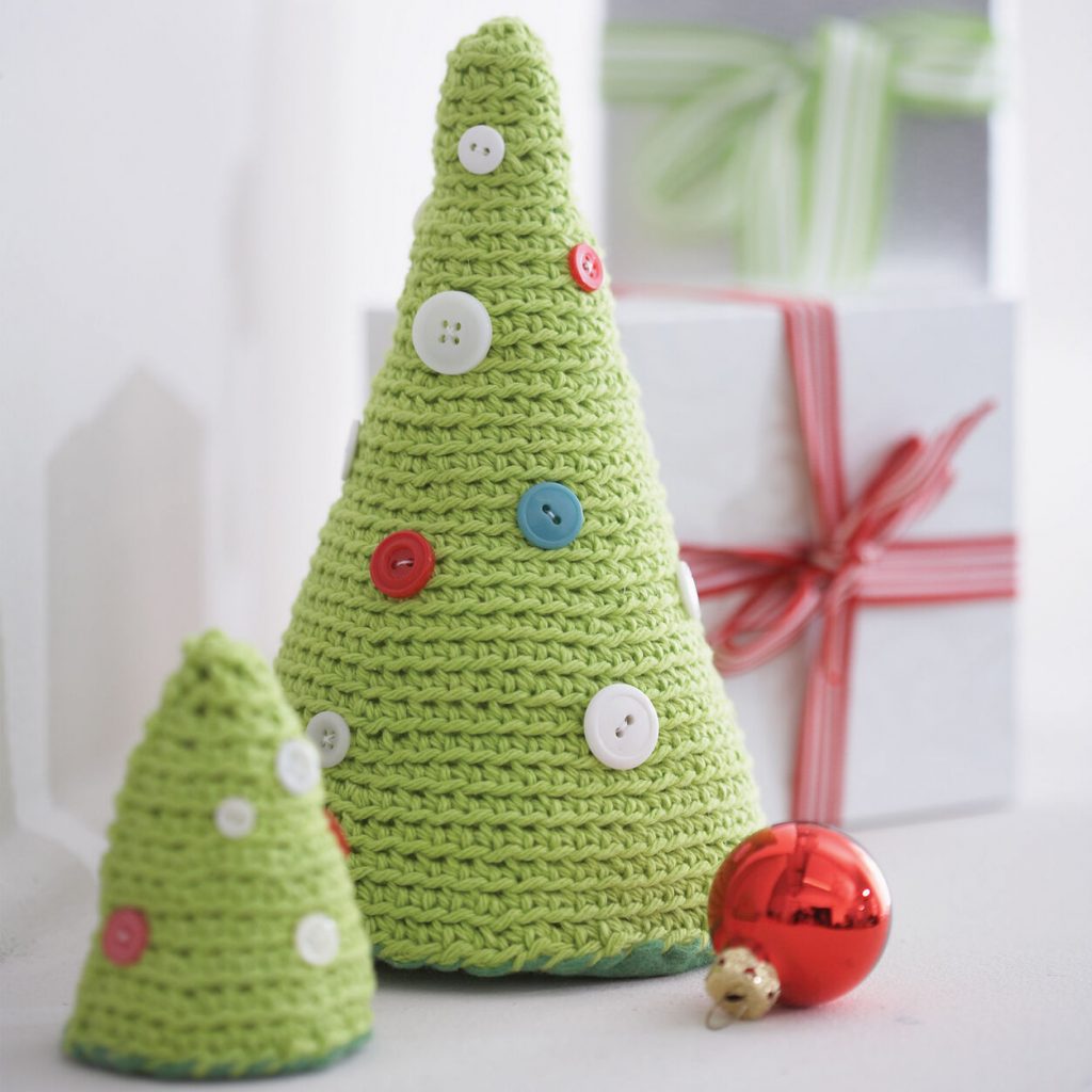 Free crochet Christmas tree pattern with buttons