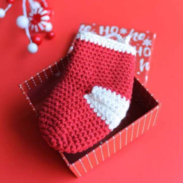 Free crochet mini stocking pattern