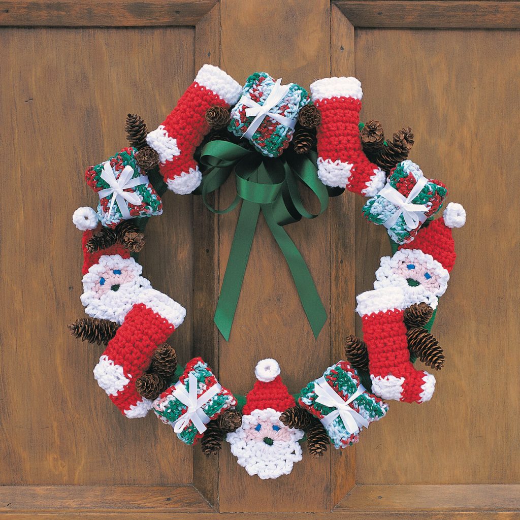 Free crochet pattern for a Christmas wreath