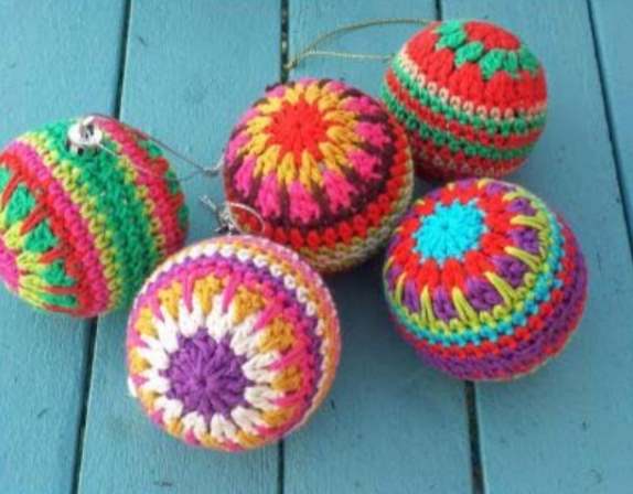 Free crochet pattern for a colorful Christmas bauble