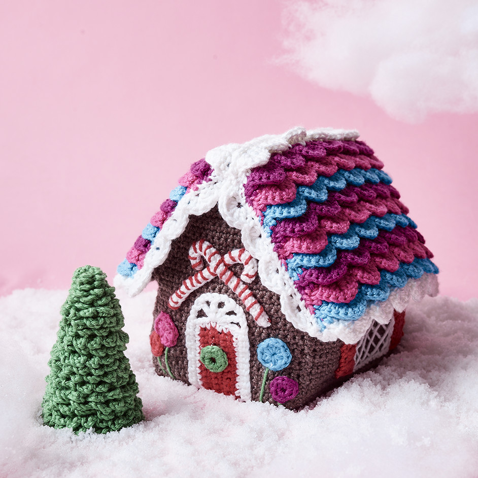 Free crochet pattern for a gingerbread house