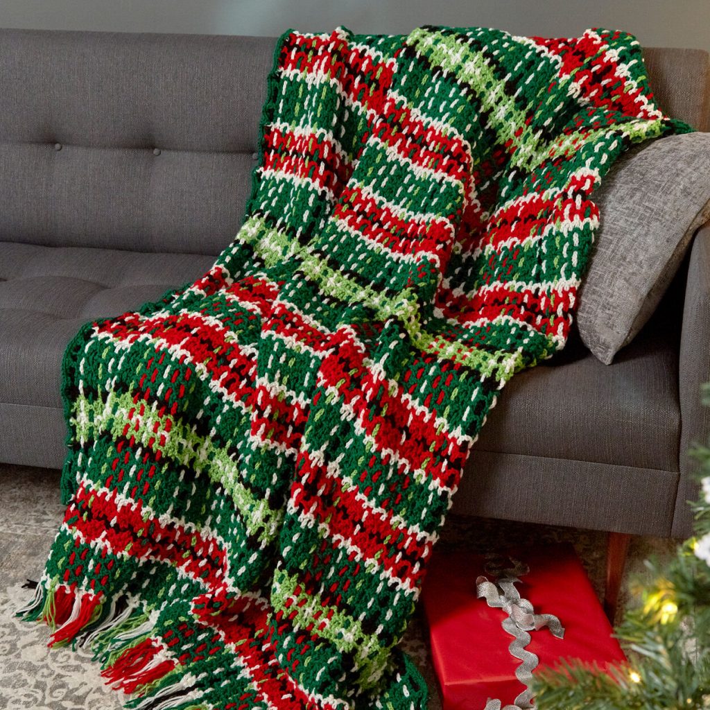 Free crochet pattern for a plaid Christmas blanket