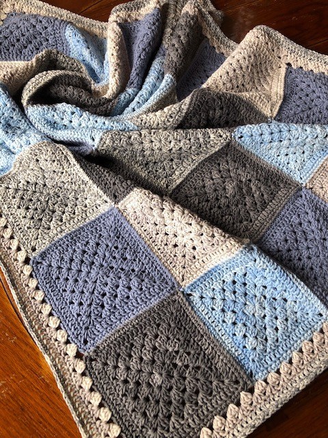 Free crochet pattern for absolute beginners. Free granny square baby blanket in modern colours