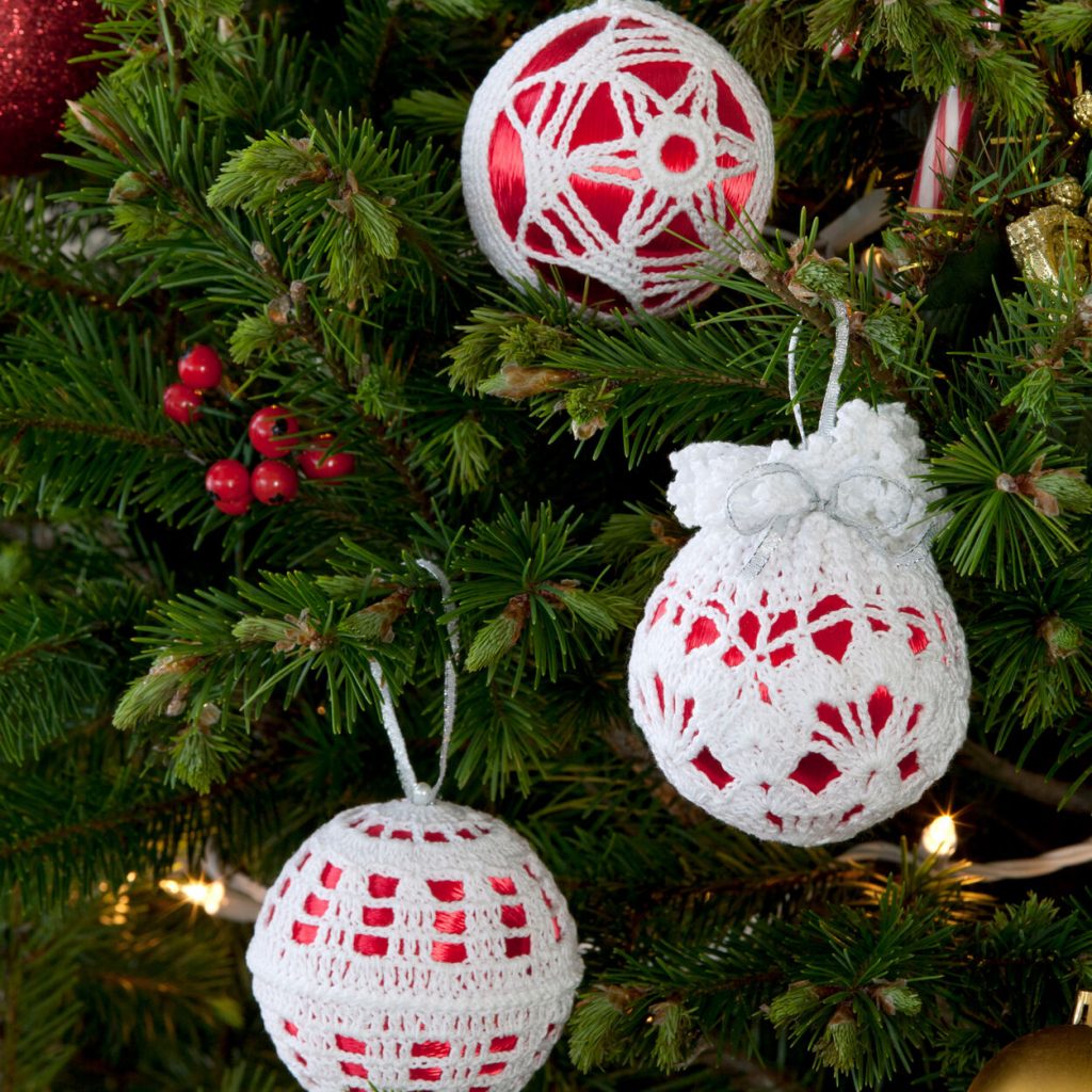 Lace Christmas baubles to crochet with this pattern