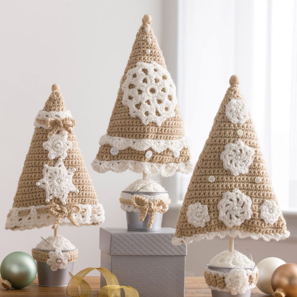 Triangle Christmas tree free crochet pattern