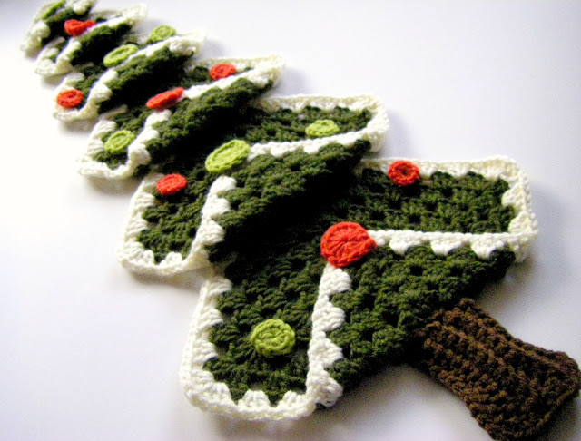 Vintage granny square Christmas tree crochet pattern