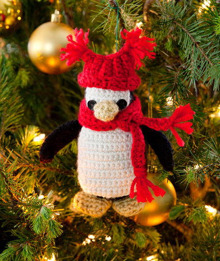 free Christmas penguin ornament crochet pattern