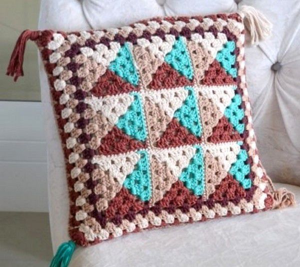 Colorblock crochet pillow pattern.