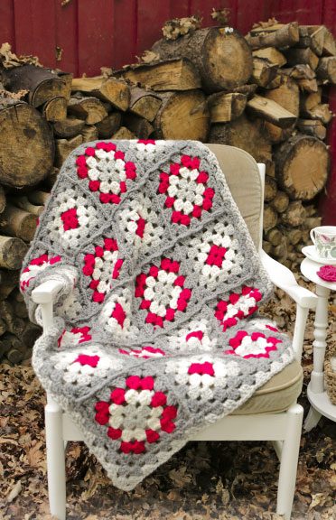 Blanket with crochet squares for Christmas free pattern