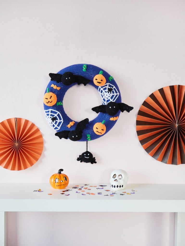 Free Halloween Wreath pattern to crochet