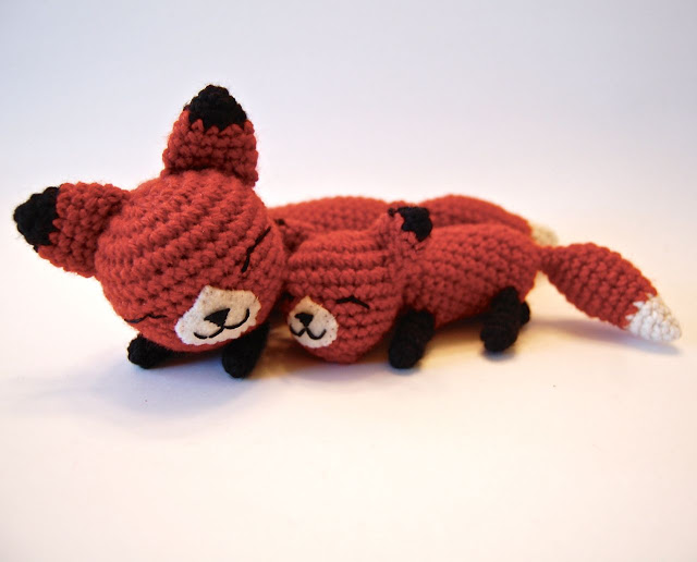 Free amigurumi pattern for Mama and Baby Foxes