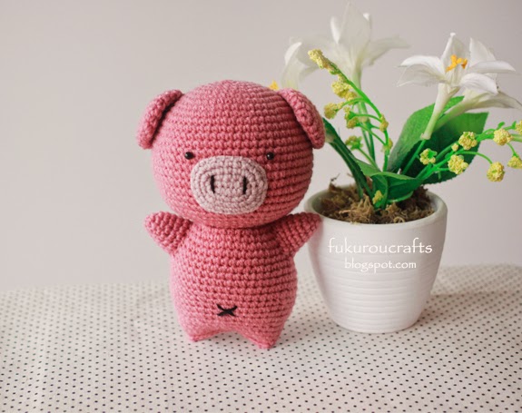 Free crochet amigurumi pattern for a little pig