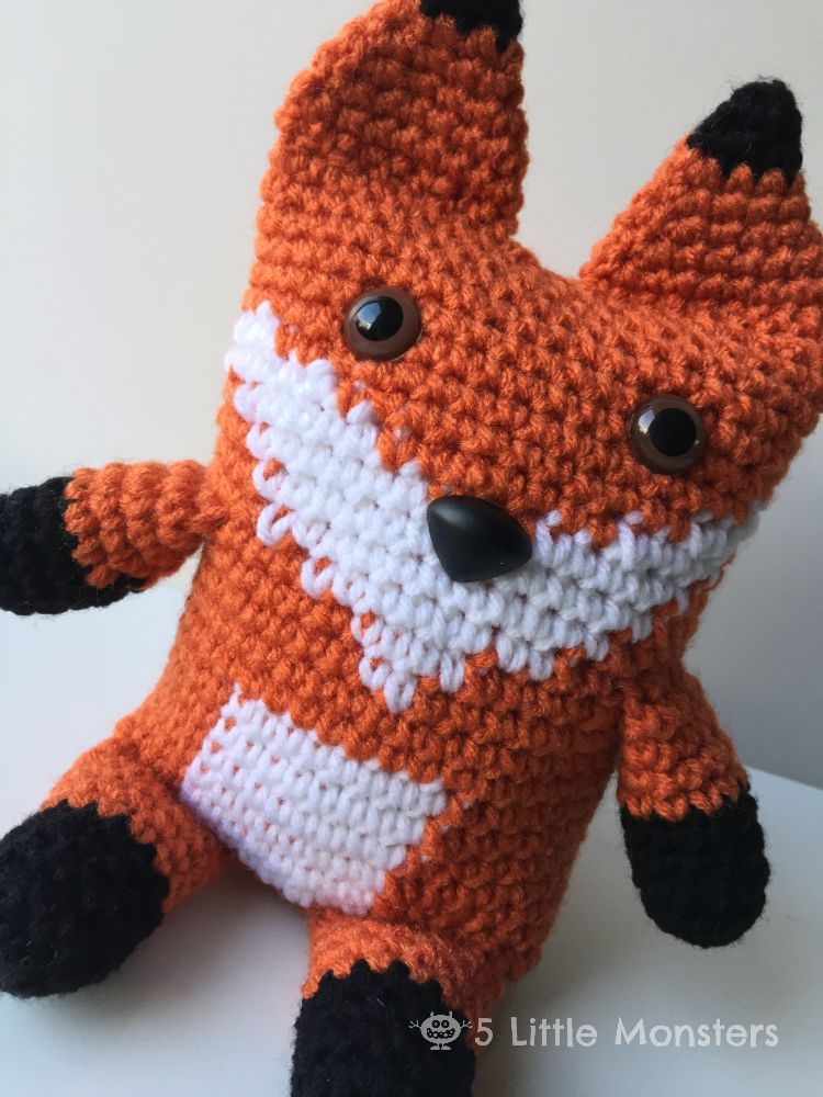 Free crochet pattern for a boxy fox