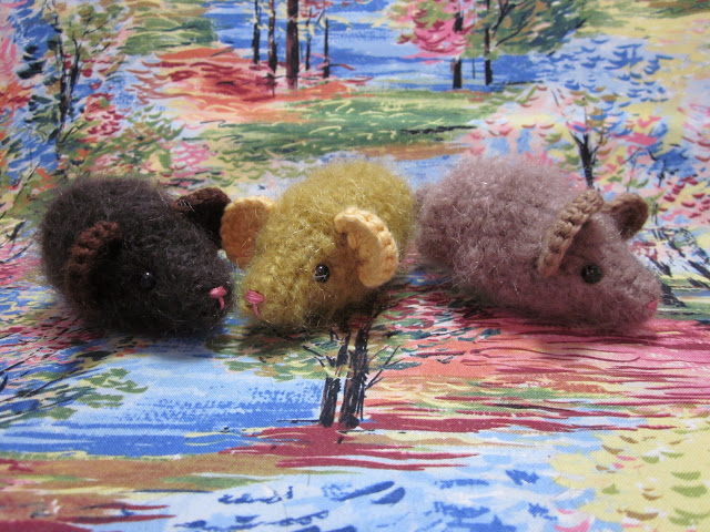 Free crochet pattern for a cute mouse