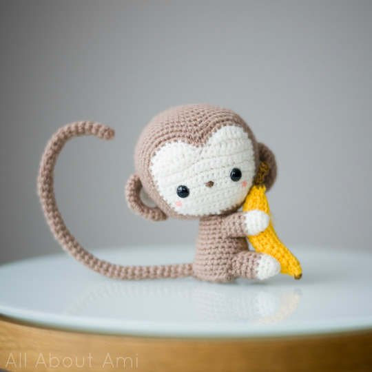 Free crochet pattern for an amigurumi monkey