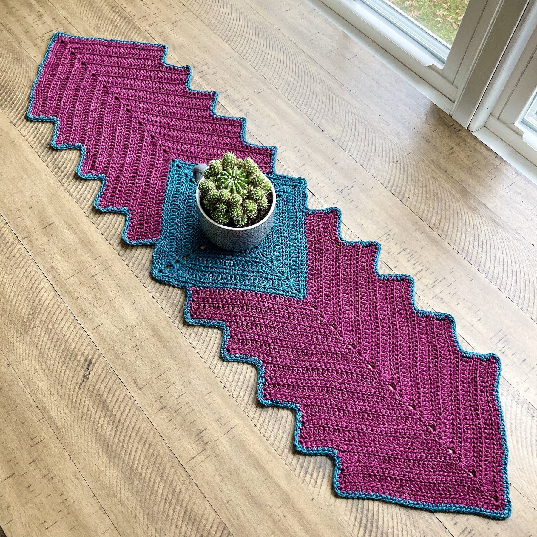 Free-Crochet-Pattern-for-a-Spring-Afternoon-Table-Runner