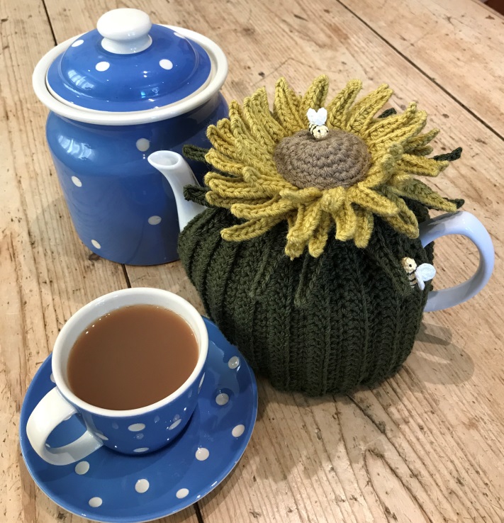 Free crochet pattern for a sunflower tea cosy