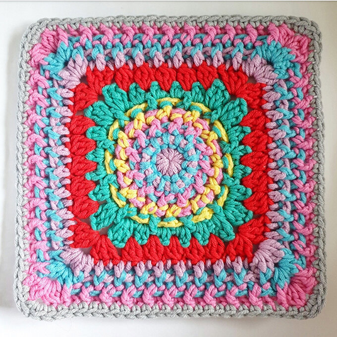 Colorful circle in a square granny square crochet pattern