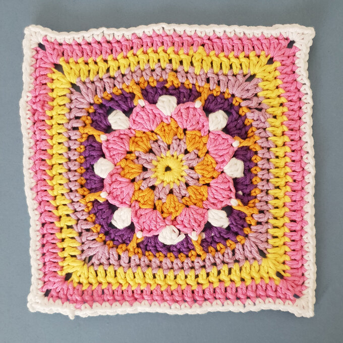 Free crochet pattern for a mandala granny square