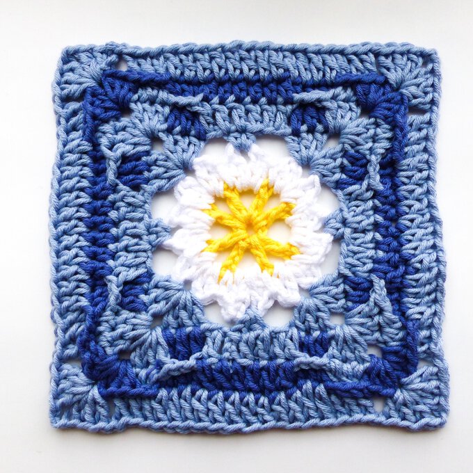 free crochet pattern for a daisy flower granny square 