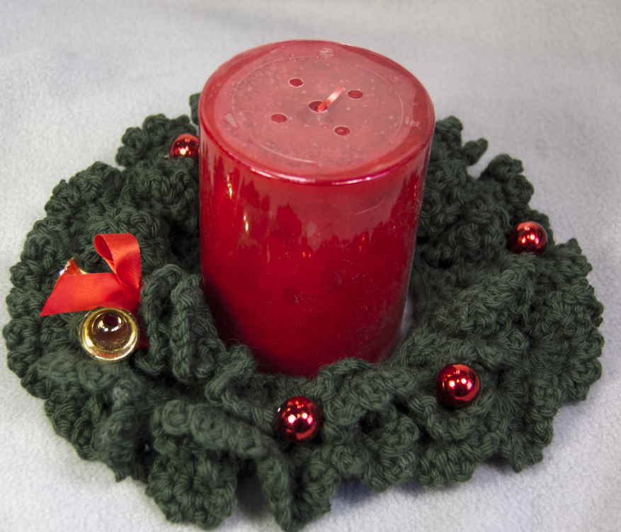 Free Crochet Pattern for a Christmas Ruffled Wreath Candle Ring.