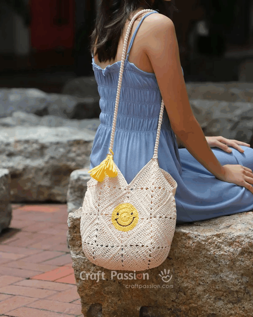 Smiley Granny Square Bag free crohet pattern